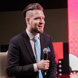 港北区:拼搏实干出新彩