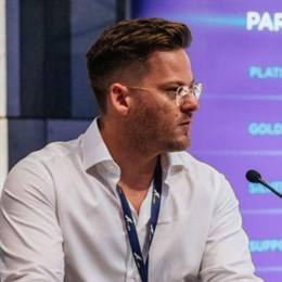 智元机器人：发布行业首个机器人世界模型开源平台Genie Envisioner